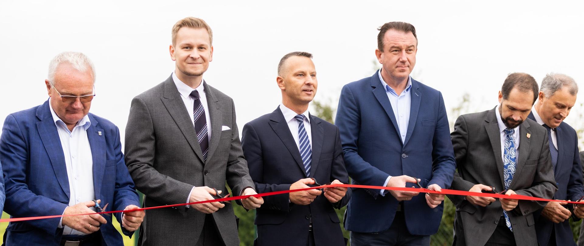 I Wicewojewoda Łódzki Marcin Buchali uczestniczy w przecinaniu symbolicznej wstęgi 