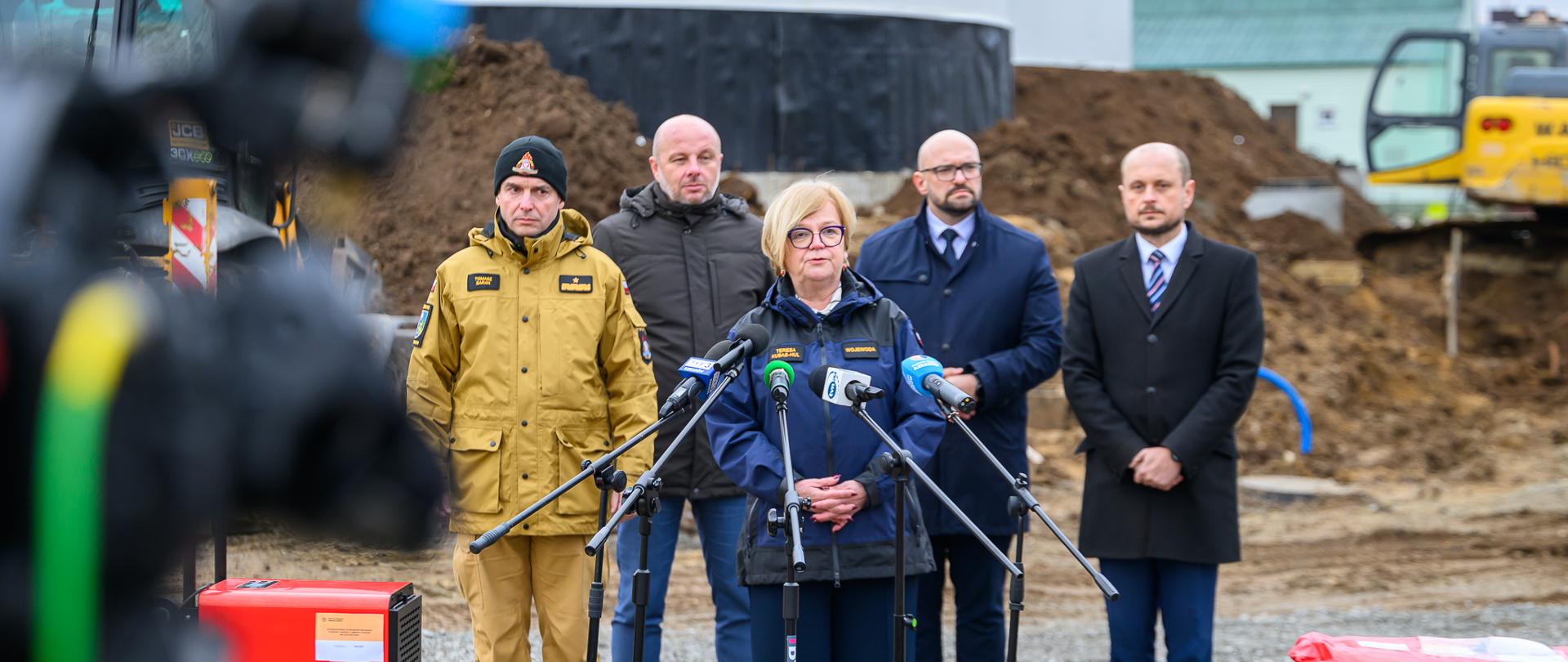 Zdjęcie przedstawia uczestników konferencji prasowej