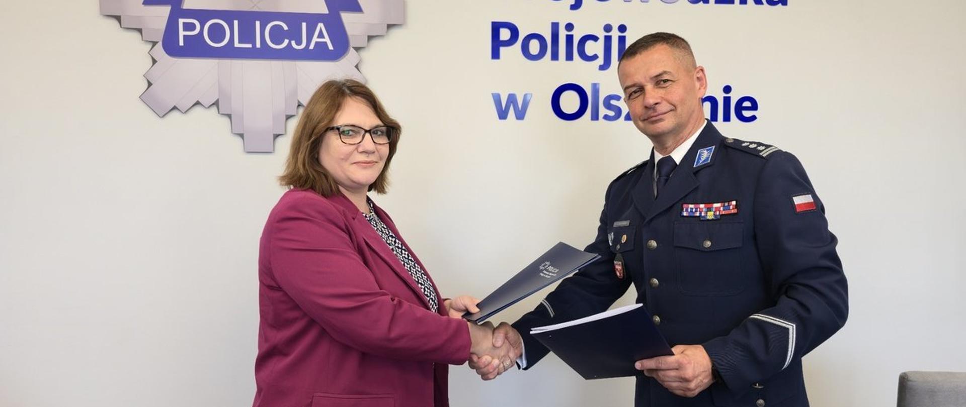 Przedstawiciele służb trzymający porozumienie. Od lewej Pani Joanna Kazanowska (Warmińsko-Mazurski Wojewódzki Inspektor Ochrony Środowiska), Pan insp. Mirosław Elszkowski (Komendant Wojewódzki Policji w Olsztynie).