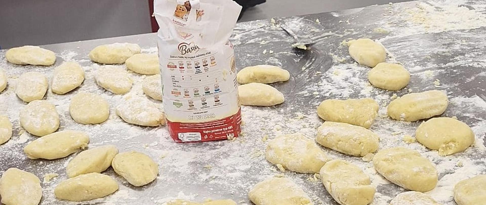 zdjęcie gotowych placków z ziemniaków na blacie kuchennym