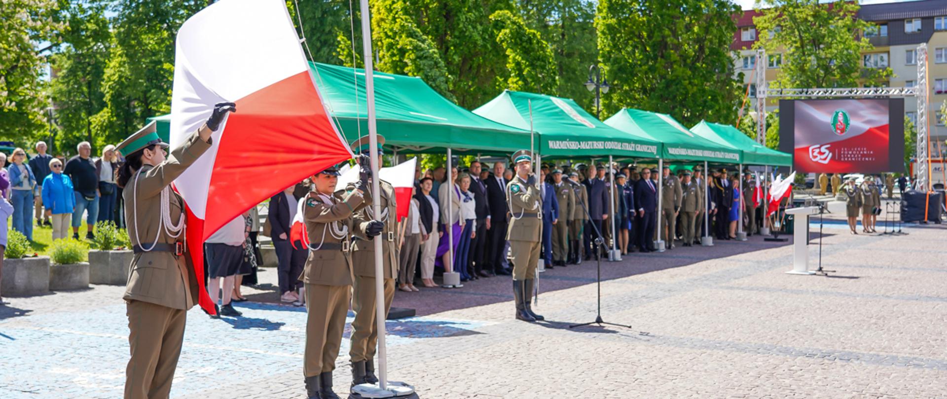 Na zdjęci moment podniesienia Flagi Państwowej na maszt