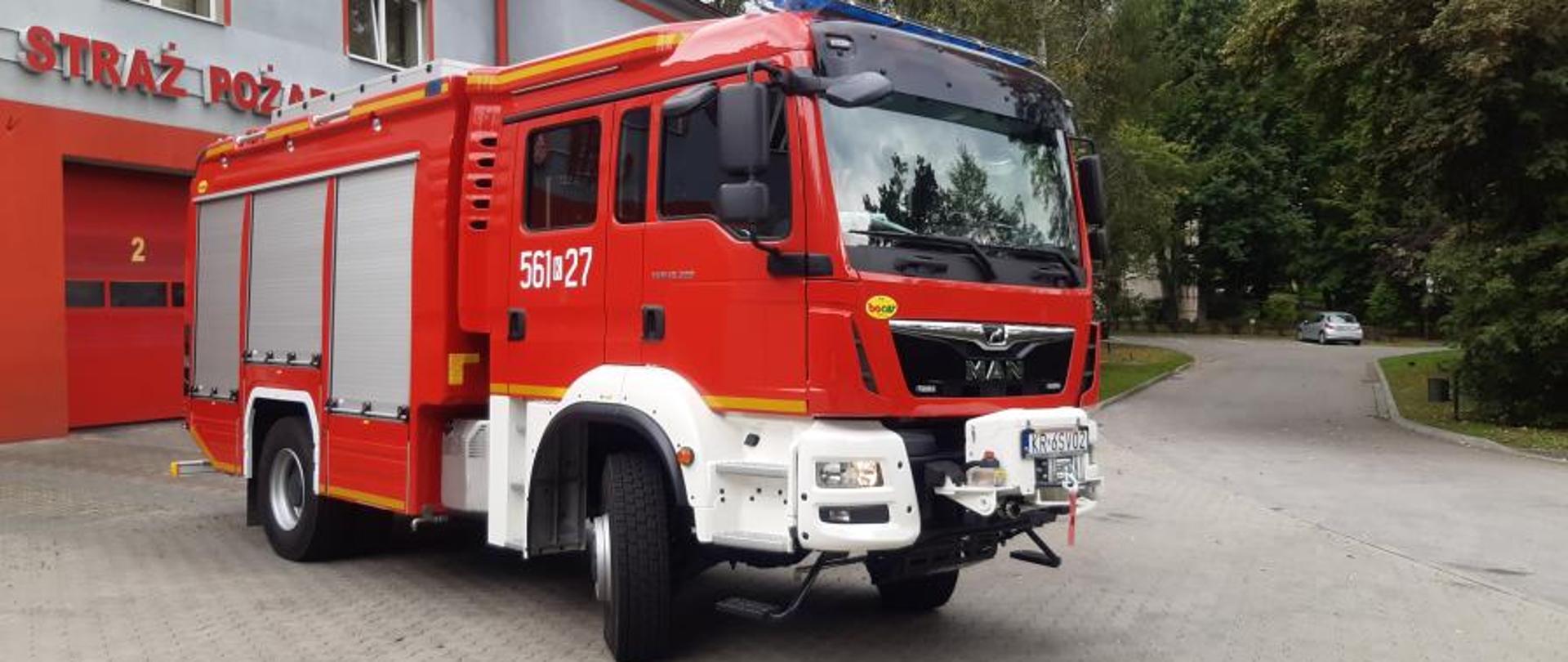Na zdjęciu samochód ratowniczo - gaśniczy na tle Komendy Powiatowej Państwowej Straży Pożarnej w Wieliczce