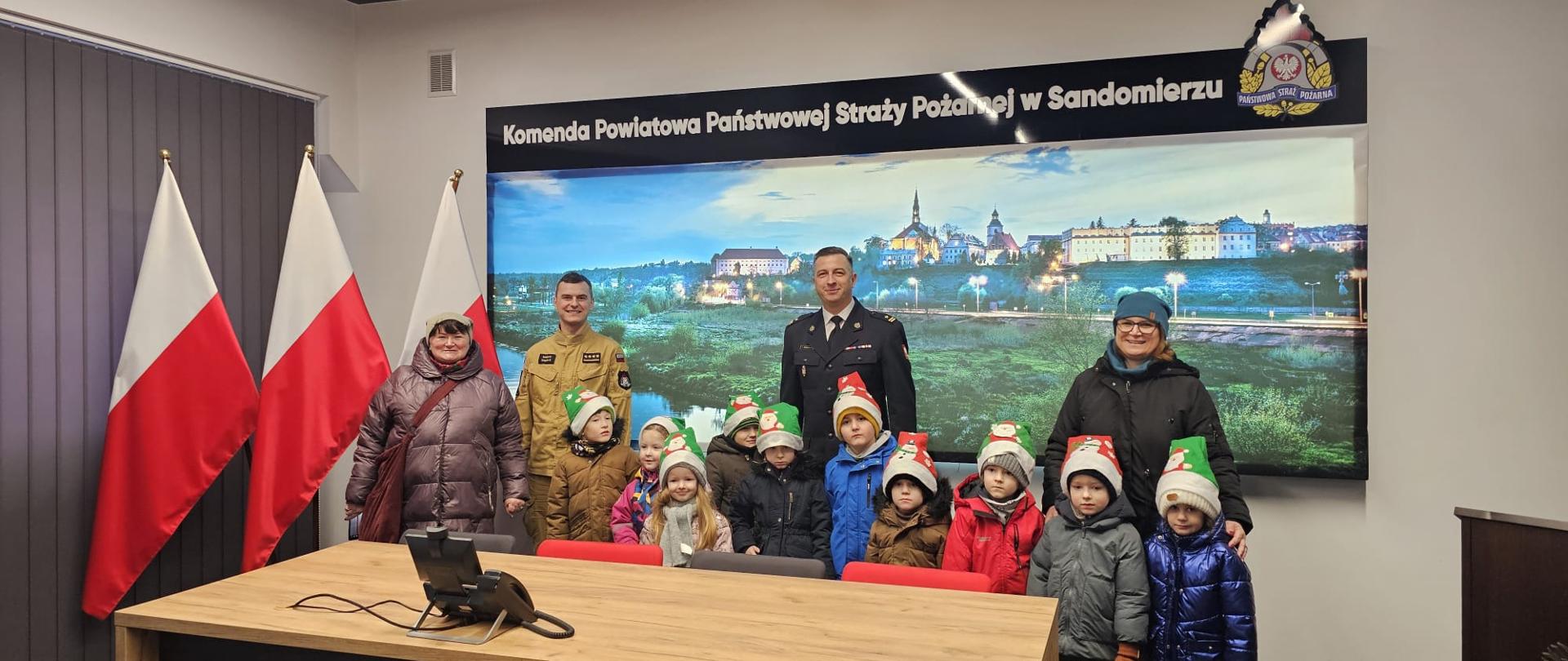 Życzenia Świąteczne z okazji zbliżających się Świąt Bożego Narodzenia od przedszkolaki wraz z opiekunkami z Niepublicznego Przedszkola „Mali Odkrywcy’’ w Sandomierzu