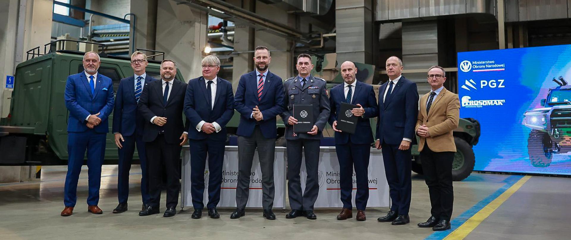 25 września 2025 r. w Zakładach Rosomak S.A. w Siemianowicach Śląskich wicepremier-minister obrony narodowej Władysław Kosiniak-Kamysz wziął udział w podpisaniu umowy ramowej na dostawę ponad 1200 pojazdów terenowych dla Wojska Polskiego. Fot. Krzysztof Niedziela/MON