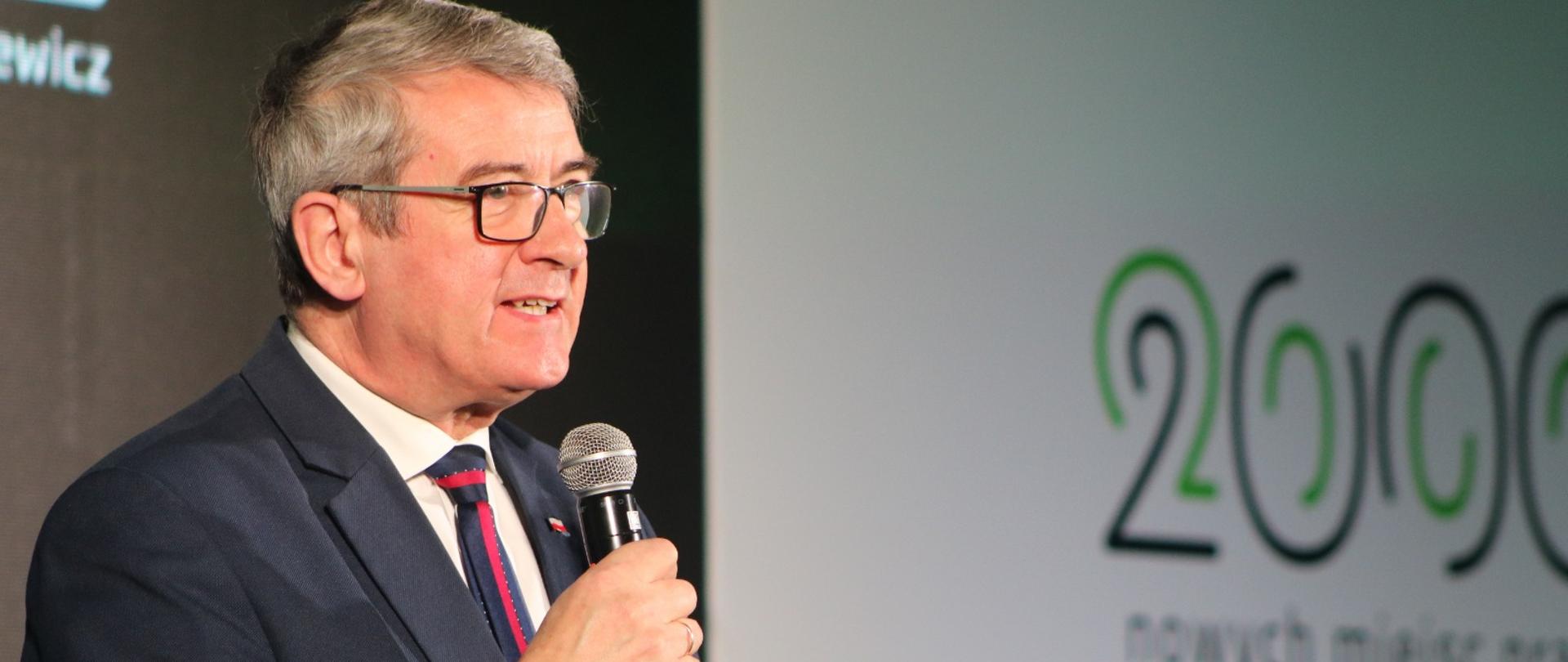 Na zdjęciu przemawiający wiceminister edukacji i nauki Wojciech Murdzek.