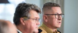 Na zdjęciu wiceminister Maciej Wąsik oraz Zastępca Komendanta Głównego PSP nadbrygadier Krzysztof Hejduk w umundurowaniu służbowym. 
