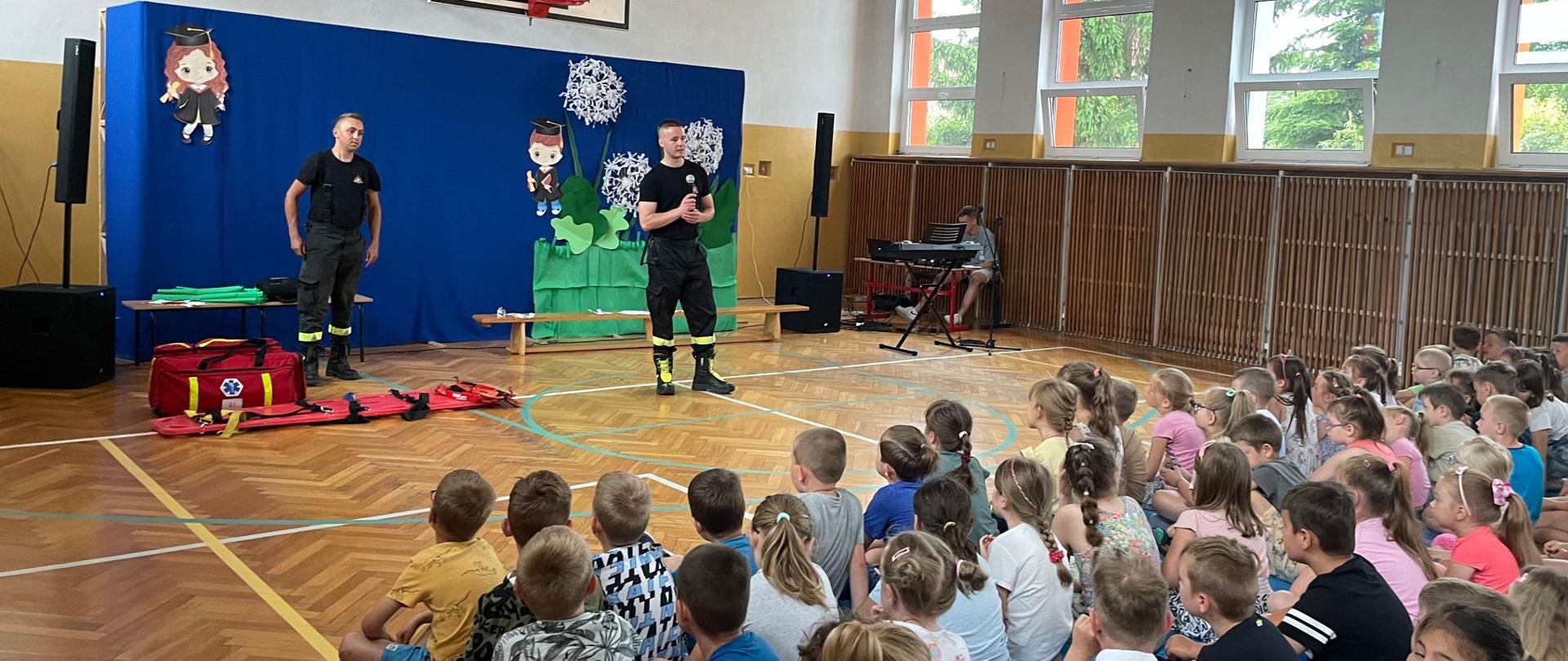Strażacy prowadzący prelekcje
