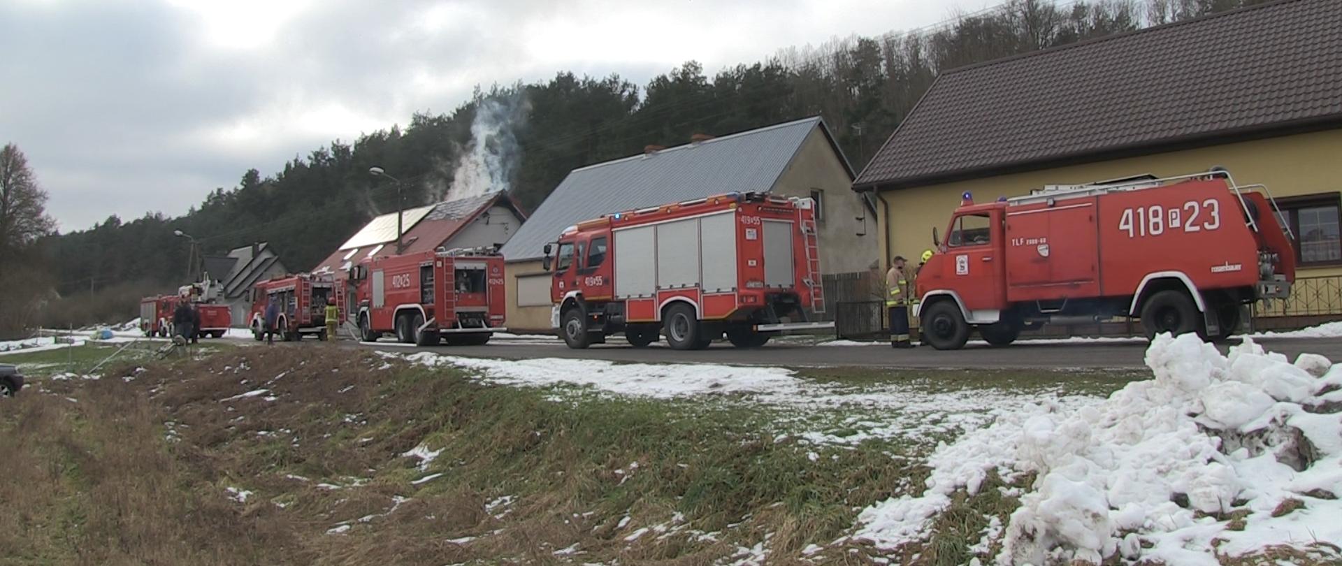 Sześć pojazdów straży pożarnej 