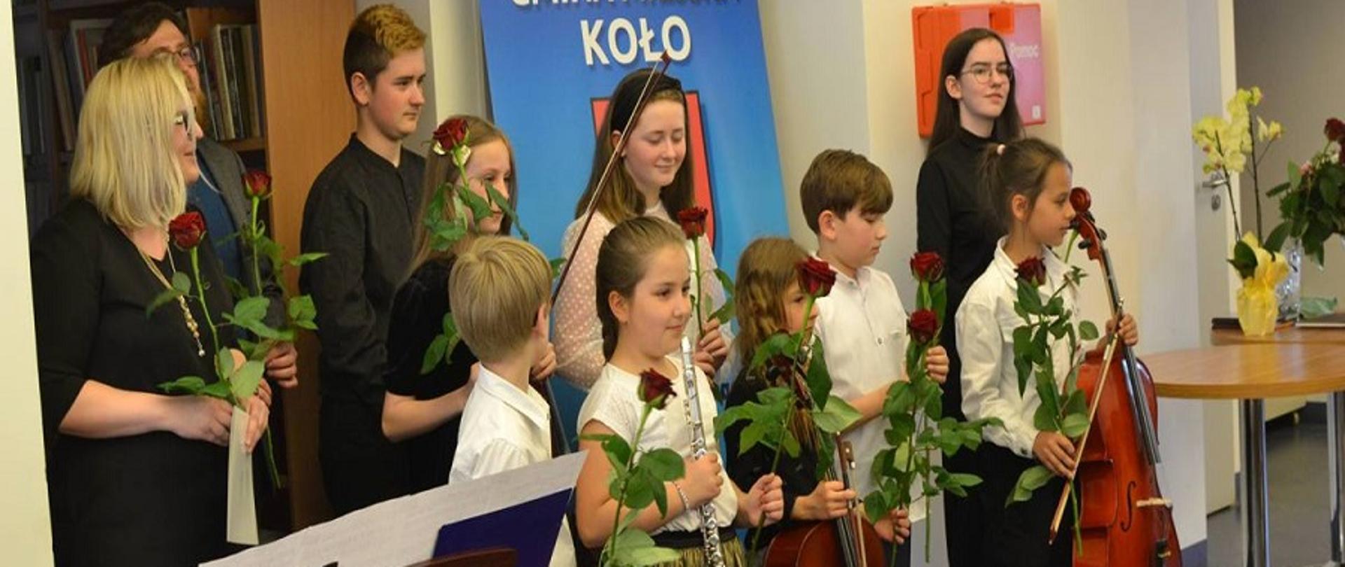 Dzieci i młodzież z instrumentami