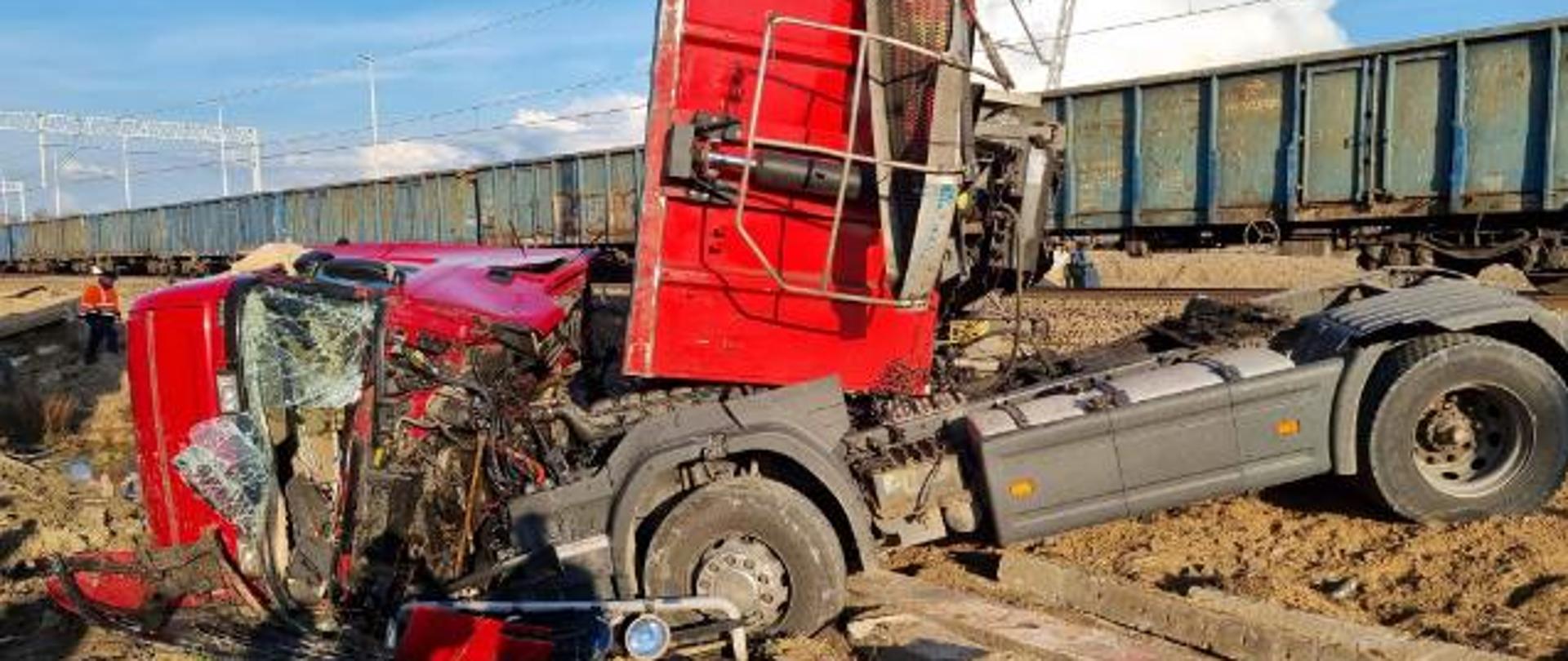 Na zdjęciu widoczne uszkodzenia samochodu ciężarowego biorącego udział w zdarzeniu