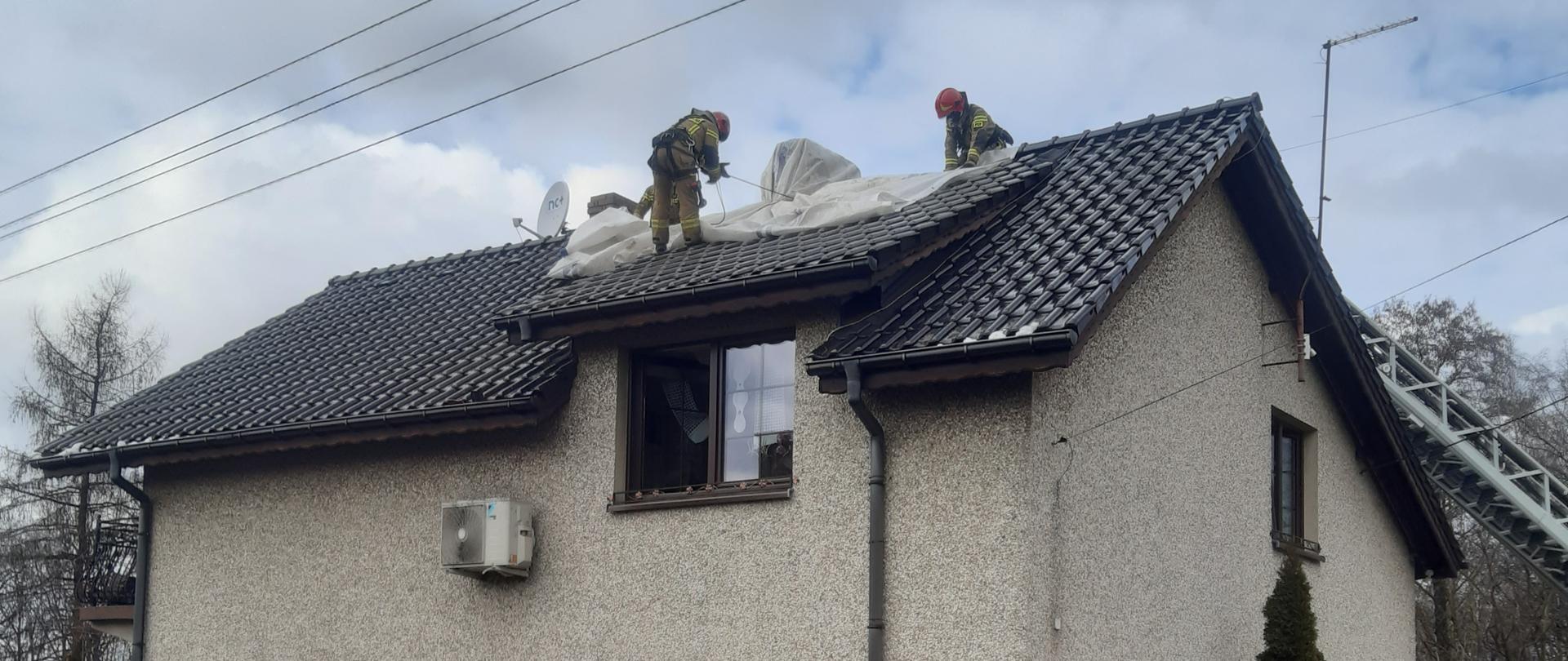 zabezpieczenie dachu folią po pożarze