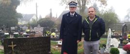 brygadier Marek Michalak Zastępca Komendanta Powiatowego Państwowej Straży Pożarnej w Goleniowie oraz Prezes Związku Emerytów i Rencistów Pożarnictwa Jan Glanc przy grobie Komendanta Anatola Łukowskiego