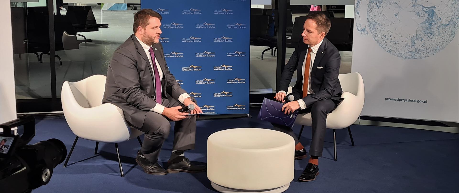 dr Paweł Kuch pełniący obowiązki dyrektor NCBR udziela wywiadu w kongresowym studio