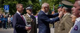 Wojewoda i minister wręczają medale funkcjonariuszom straży granicznej 