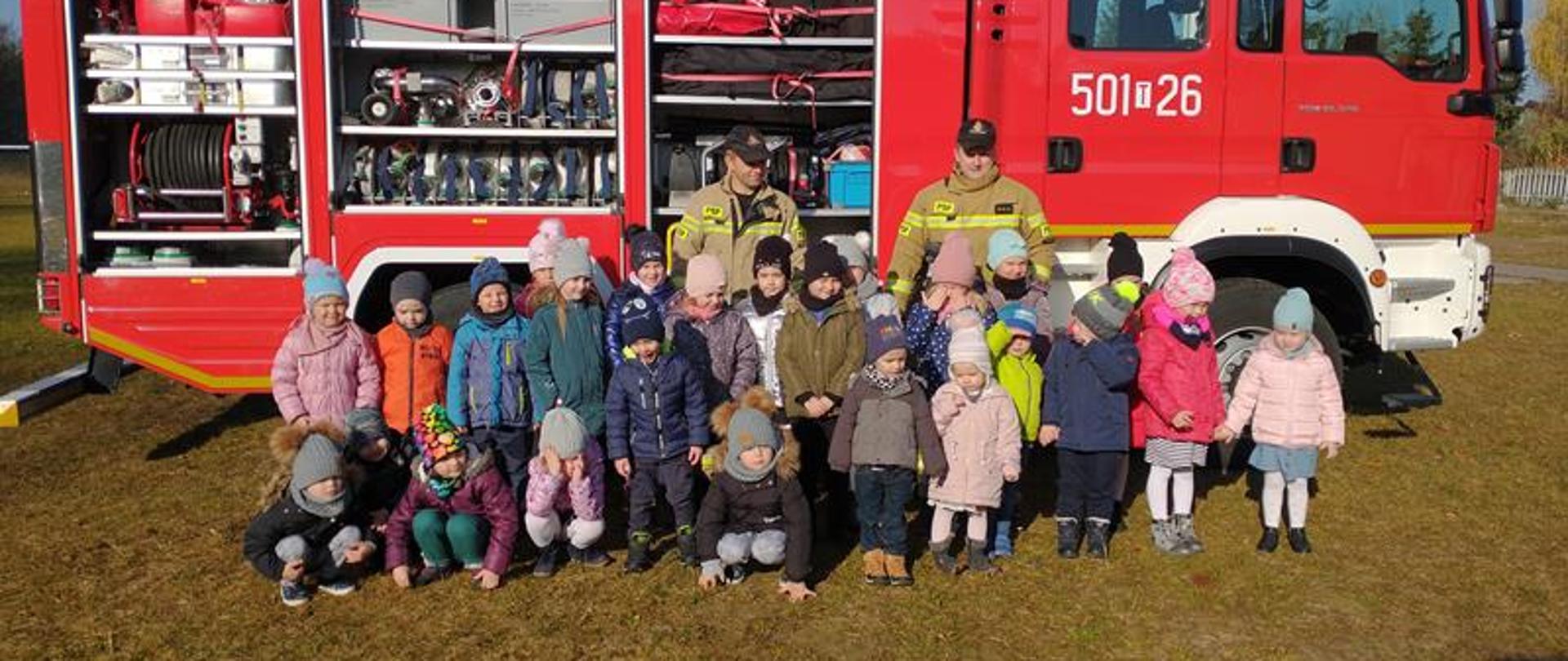 Funkcjonariusze Komendy Powiatowej Państwowej Straży Pożarnej odwiedzili Publiczną Szkołę Podstawową im. Oddziału Partyzanckiego AK "Jędrusie"
w Smerdynie