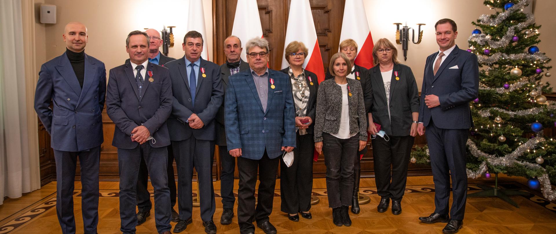 Odznaczeni pracownicy ZWiP w Łodzi wraz z wicewojewodą łódzkim Piotrem Ciepluchą