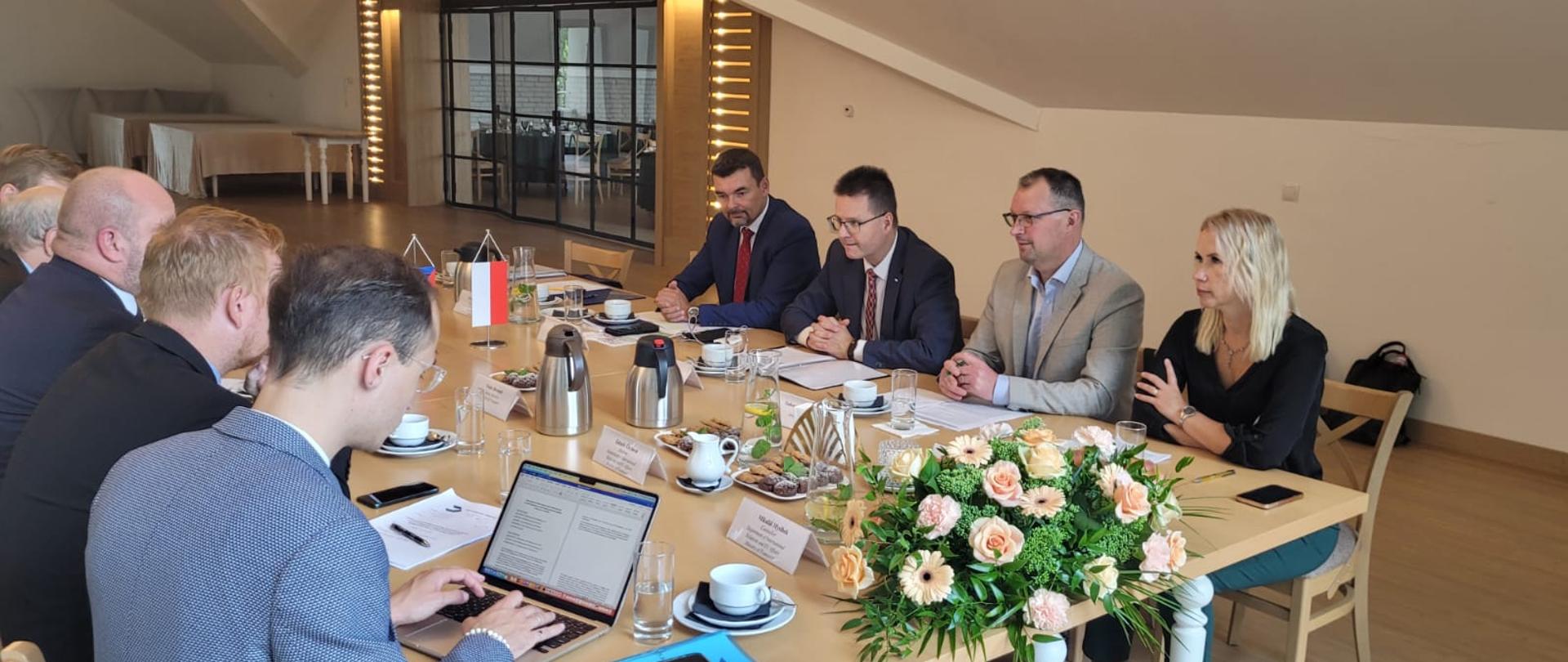 Polska delegacja pod przewodnictwem wiceministra infrastruktury Andrzeja Bittela podczas rozmów z delegacją czeską