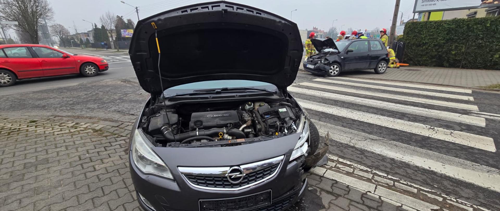 Dwa uszkodzone pojazdy znajdują się na chodniku