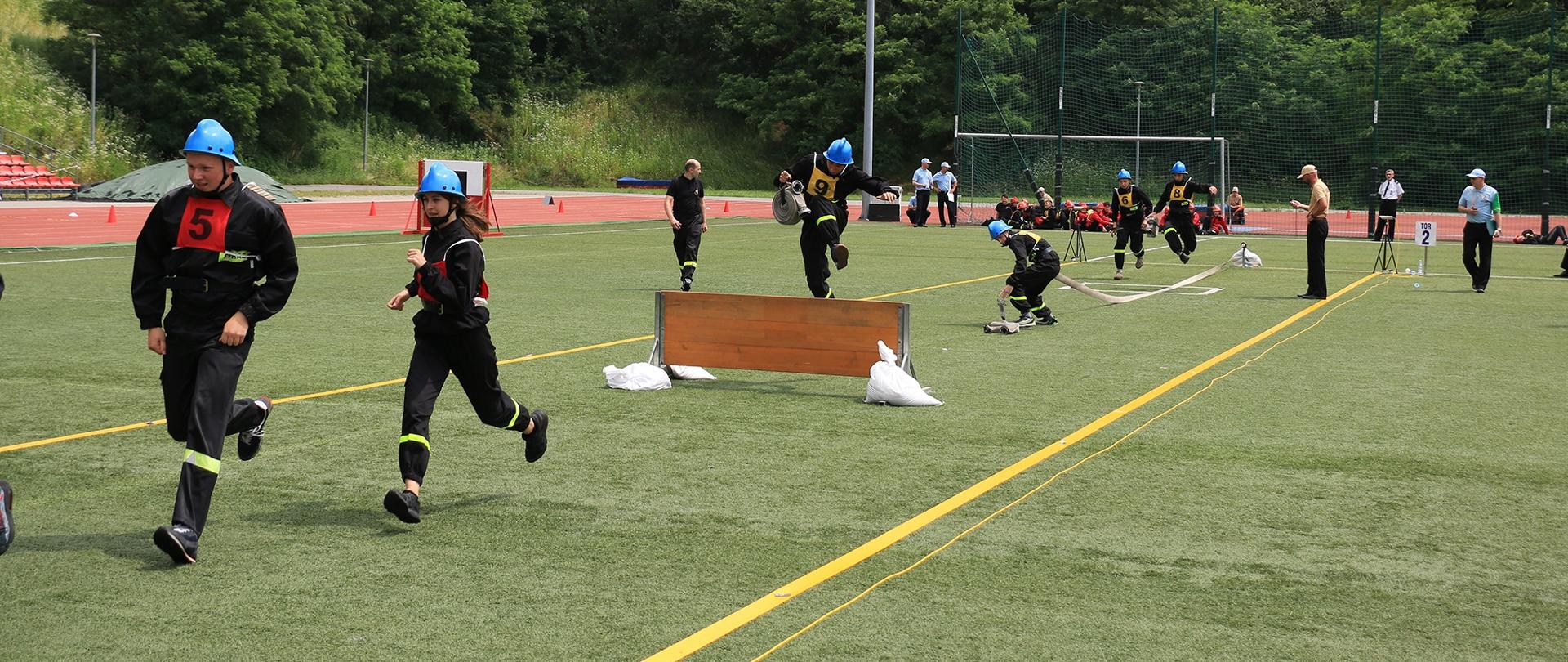 Zawodnicy OSP podczas ćwiczenia bojowego
