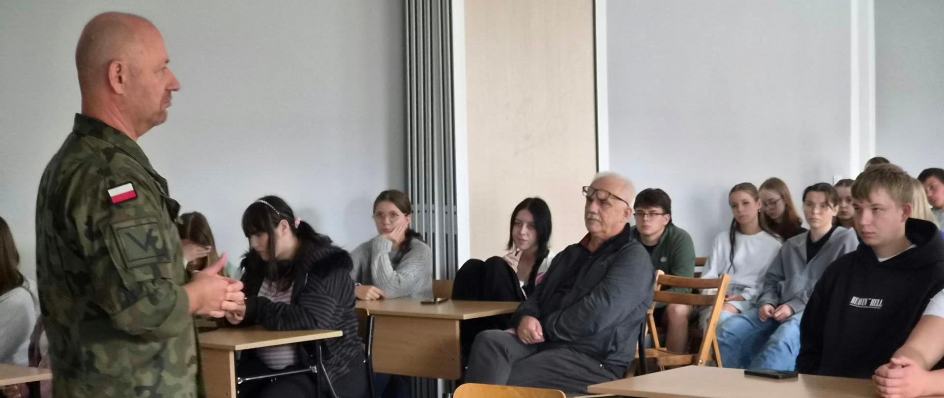 Żołnierz przemawia do uczniów ZSCKR 