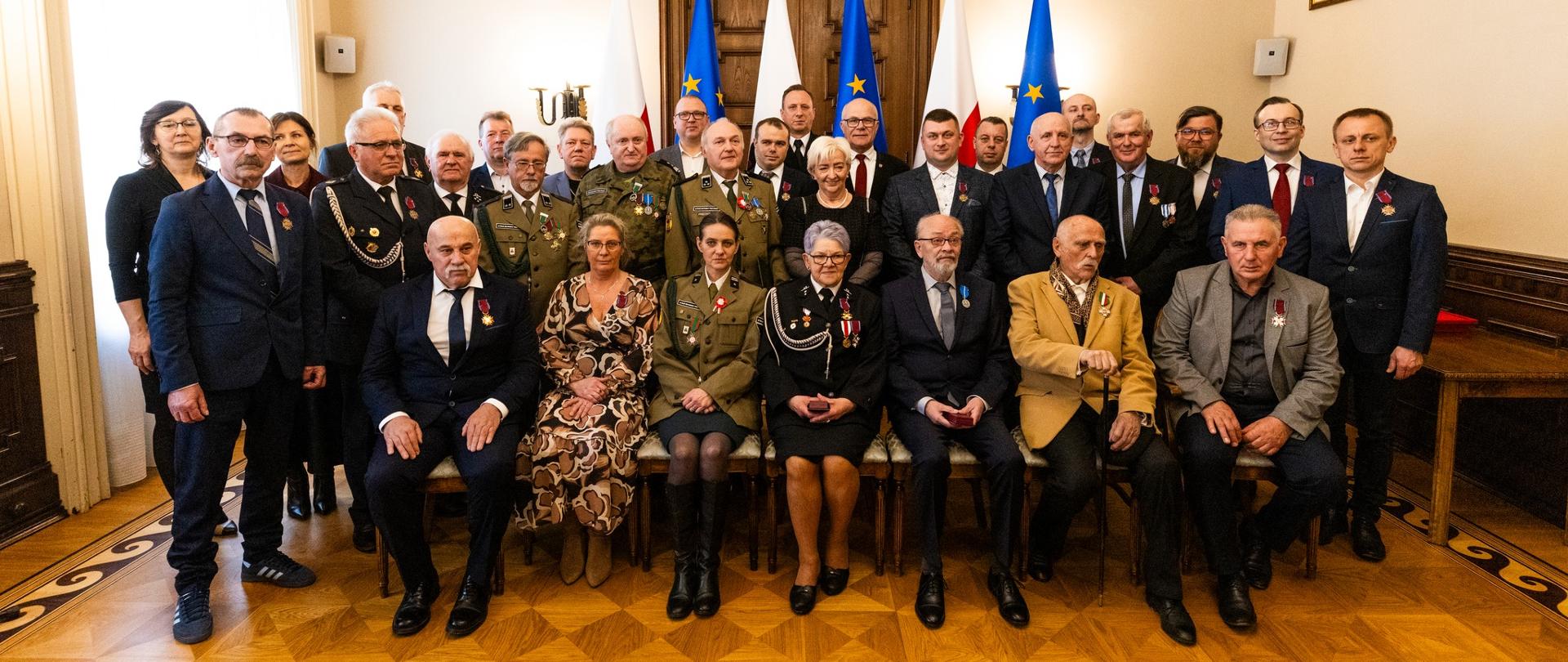 Zdjęcie wspólne uczestników uroczystości 