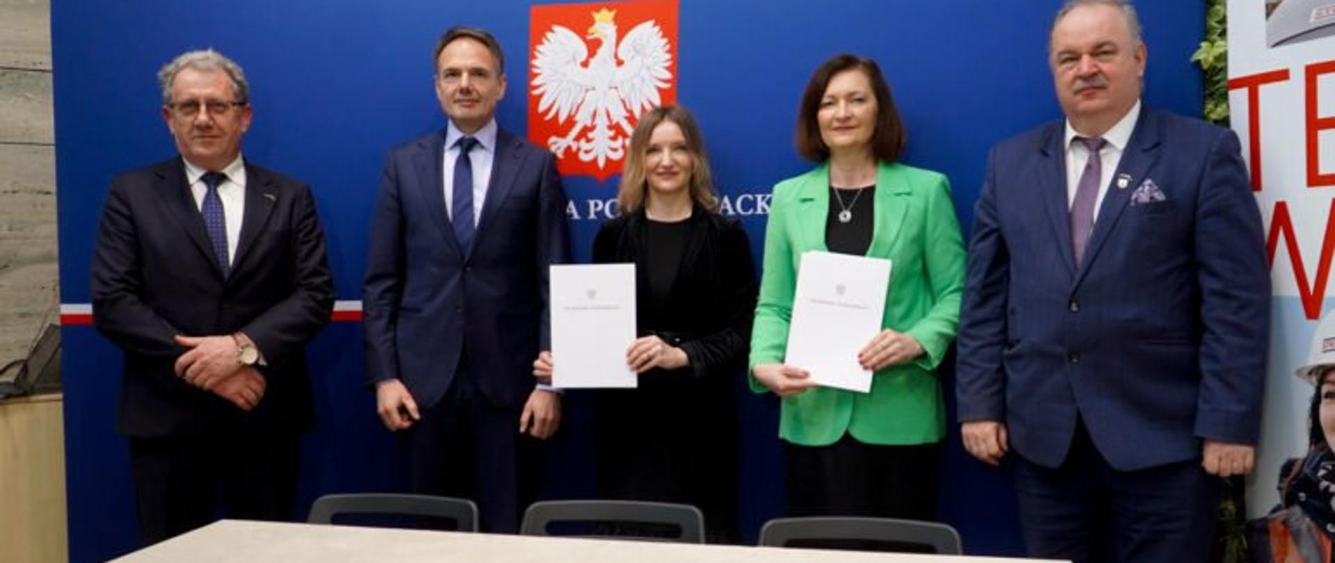 Wojewoda Ewa Leniart podczas uroczystości podpisania aneksu do umowy na realizację przejścia granicznego Malhowice-Niżankowice