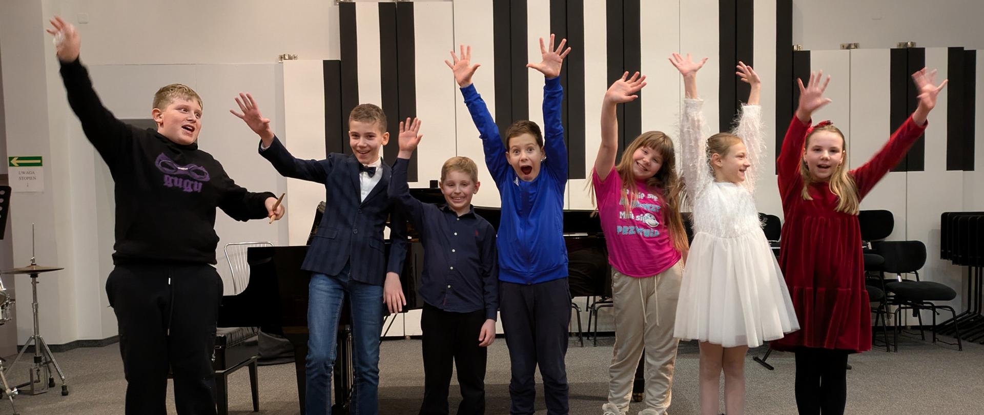 Wszyscy wykonawcy stoją na scenie.