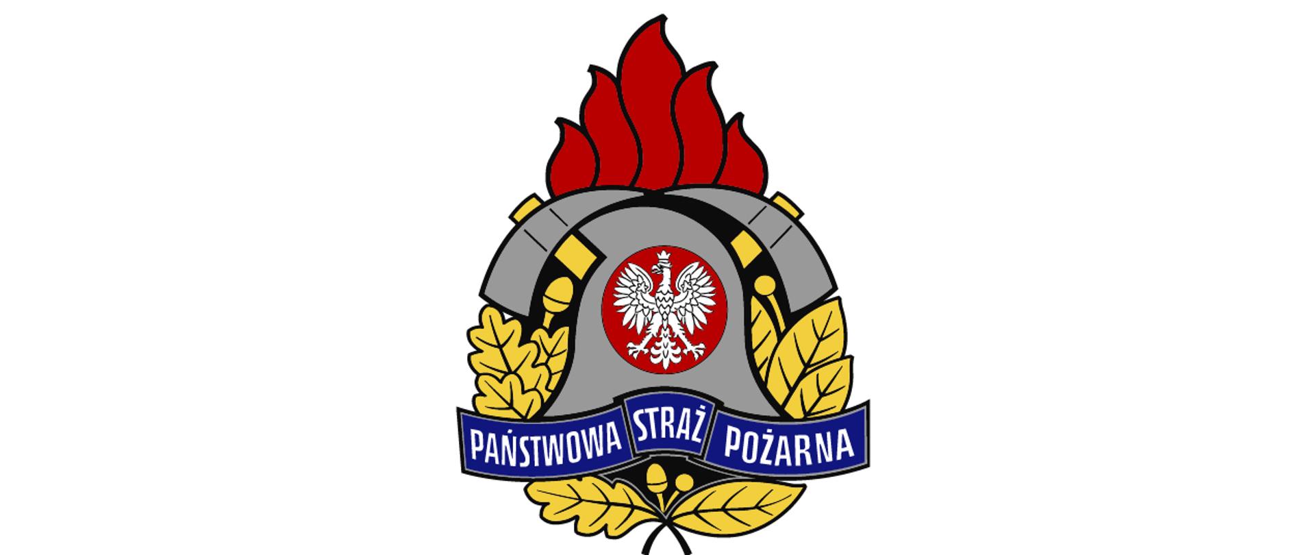 Logo Państwowej Straży Pożarnej w wersji kolorowej. Biały napis Państwowa Straż Pożarna na wstędze koloru kobaltowego. Powyżej historyczny hełm strażacki z godłem Państwa Polskiego - Orłem Białym umieszczonym na tle czerwonego koła. Hełm otaczają od góry dwa historyczne toporki strażackie osadzone na drzewcach koloru złotego. Nad toporkami czerwone płomienie. Poniżej napisu oraz z lewej i prawej strony hełmu znajuje się wieniec wieniec koloru złotego z liści i owoców dębu oraz wawrzynu.