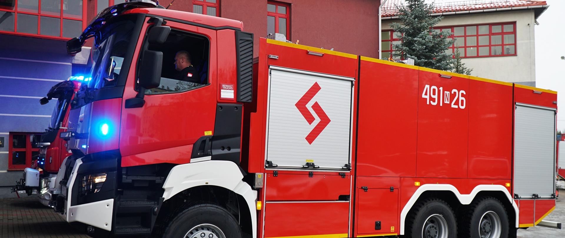 Przekazanie pojazdów pożarniczych w Mrągowie – w uroczystości udział wziął Zastępca Warmińsko-Mazurskiego Komendanta Wojewódzkiego PSP