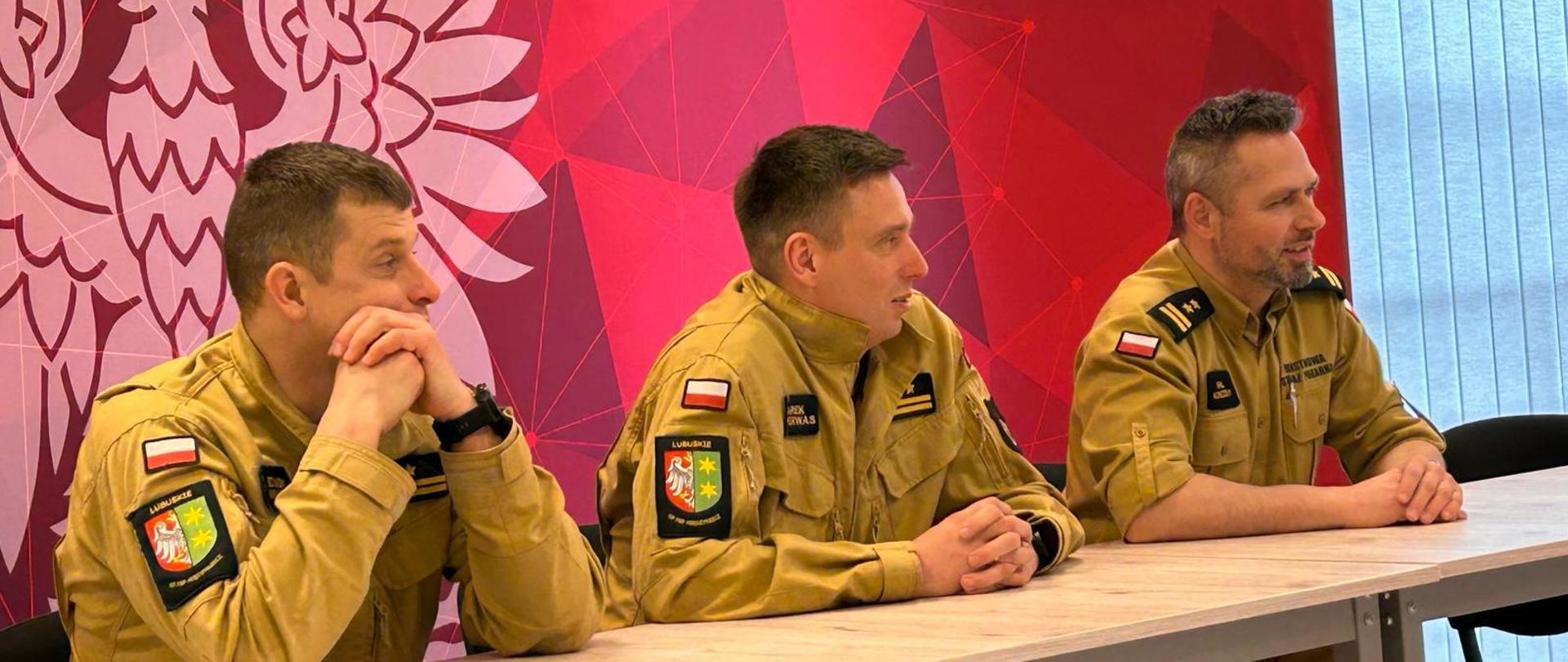 Robocze spotkanie z funkcjonariuszami KP PSP Międzyrzecz - na zdjęciu od prawej Zastępca Lubuskiego Komendanta Wojewódzkiego PSP bryg. Rafał Konieczny, bryg. Marek Koperwas - komendant powiatowy PSP w Międzyrzeczu, mł. bryg. Szymon Winnicki - zastępca komendanta powiatowego PSP w Międzyrzeczu