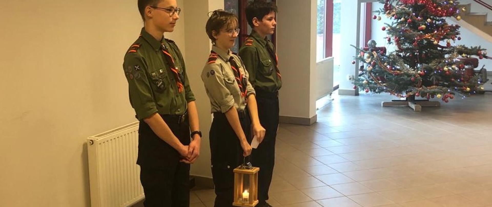 Zdjęcie przedstawia przybyłych do Komendy Powiatowej Państwowej Straży Pożarnej w Międzyrzeczu z Betlejemskim Światłem Pokoju podczas powitania przez Komendanta Powiatowego oraz jego zastępcę.