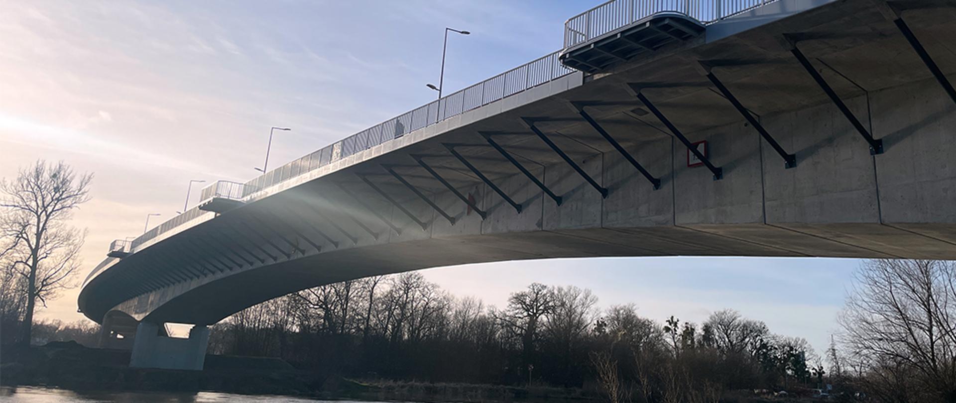 Aleja Wielkiej Wyspy we Wrocławiu – nowo otwarty most łukowy nad rzeką został dopuszczony do ruchu. Betonowa konstrukcja z oświetleniem ulicznym łączy dwa brzegi w otoczeniu zieleni.