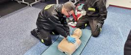 Na zdjęciu strażacy wykonują resuscytację na fantomie szkoleniowym