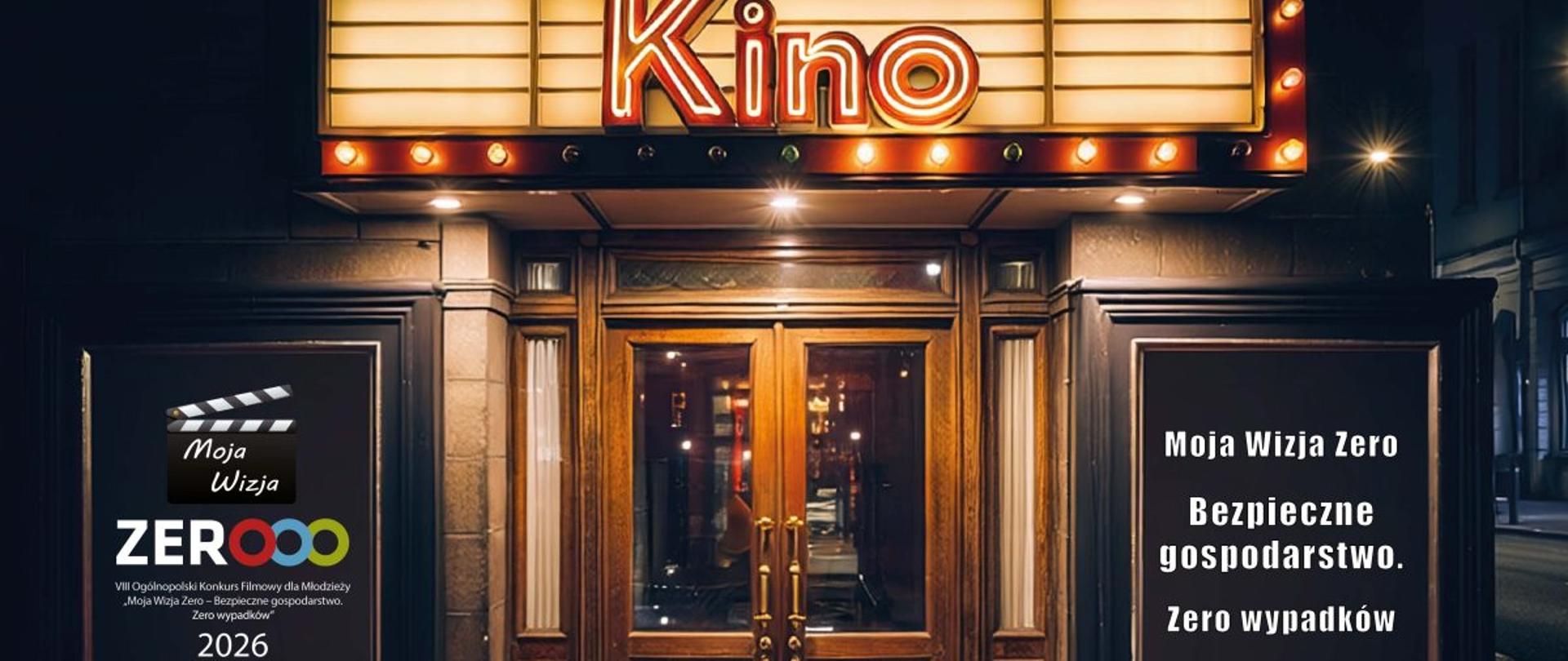 Wejście do kina nocą, z podświetlanym napisem „Kino” nad drzwiami. Po bokach znajdują się plakaty konkursu filmowego „Moja Wizja Zero 2026” promującego bezpieczne gospodarstwo i zero wypadków.
