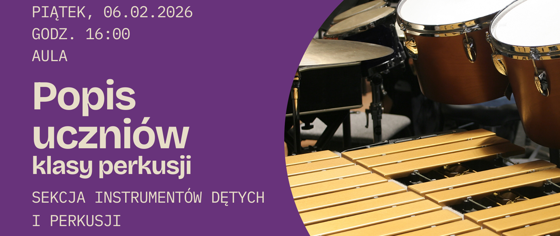 Grafika przedstawia zbliżenie na instrumenty perkusyjne. Tło plakatu jest w intensywnym fioletowym kolorze, który kontrastuje z brązowym i złotym odcieniem instrumentów. Po lewej stronie widnieje jasny napis „Popis uczniów klasy perkusji – Sekcja instrumentów dętych i perkusji” wraz z datą i miejscem wydarzenia.