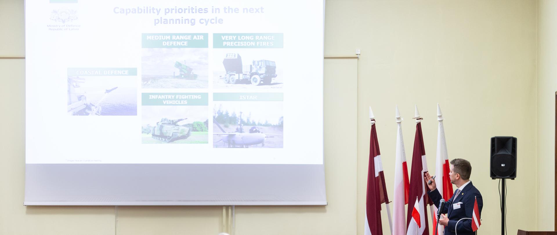 26.05.2022. - Rīga, Latvija. Latvijas Kara muzejā aizsardzības ministrs Artis Pabriks atklāj Latvijas - Polijas aizsardzības industrijas dienu, kuras mērķis ir veicināt abu valstu aizsardzības nozares uzņēmumu sadarbību. AM Valsts sekretāra vietnieks nodrošinājuma jautājumos Mārtiņš Paškēvičs.
Foto: Gatis Dieziņš (Aizsardzības ministrija)