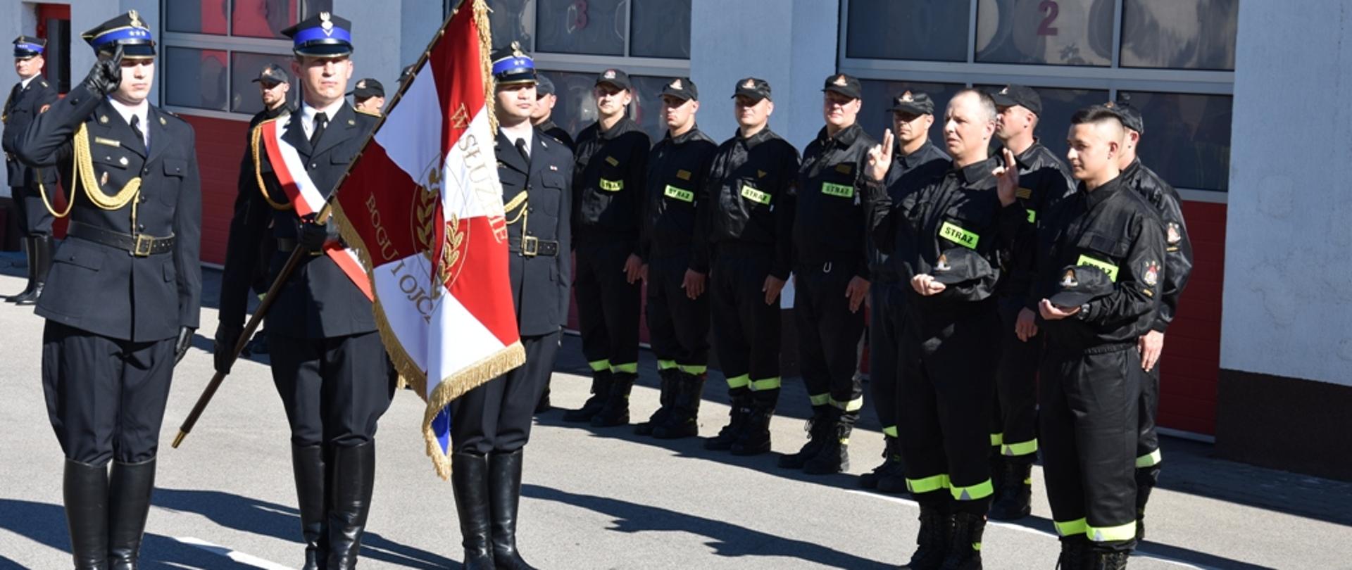 Strażacy składają ślubowanie na Sztandar Komendy Powiatowej P{SP w Ostródzie.