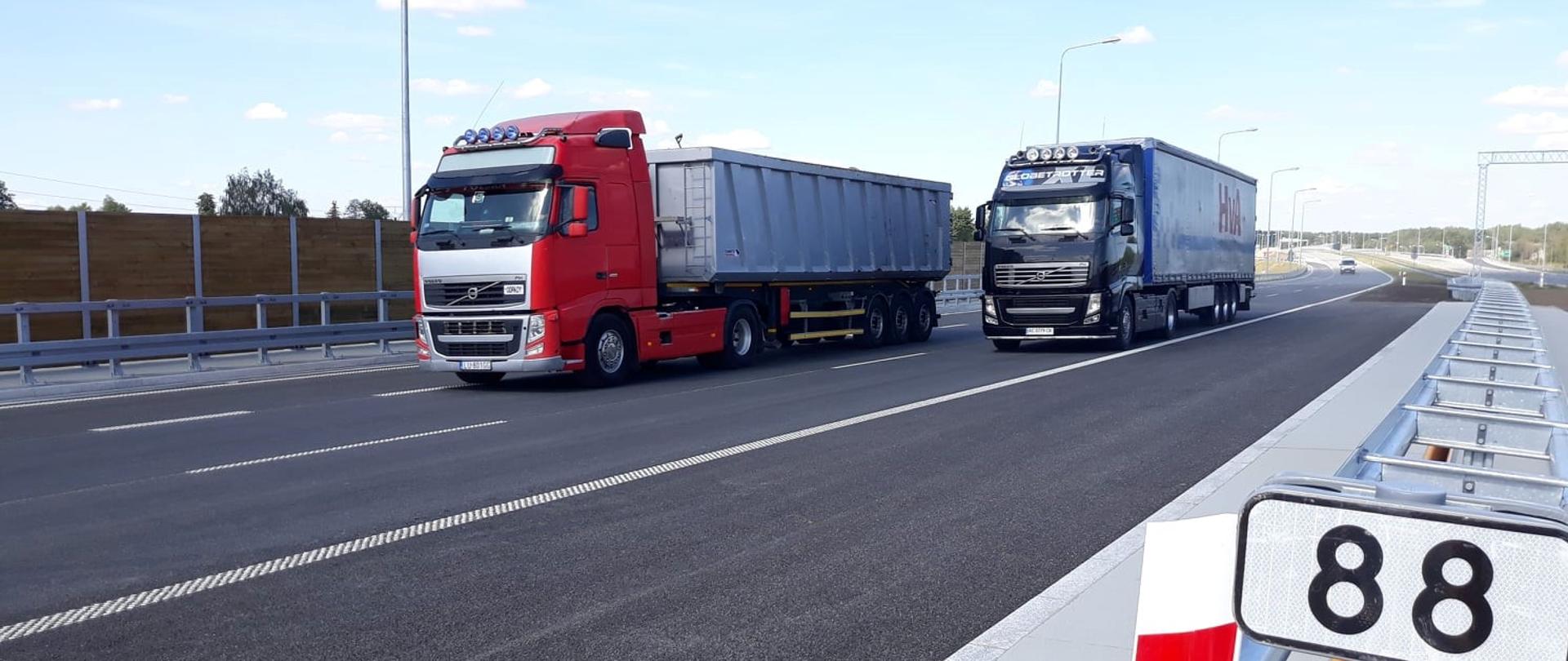 Ciężarówki na drodze ekspresowej