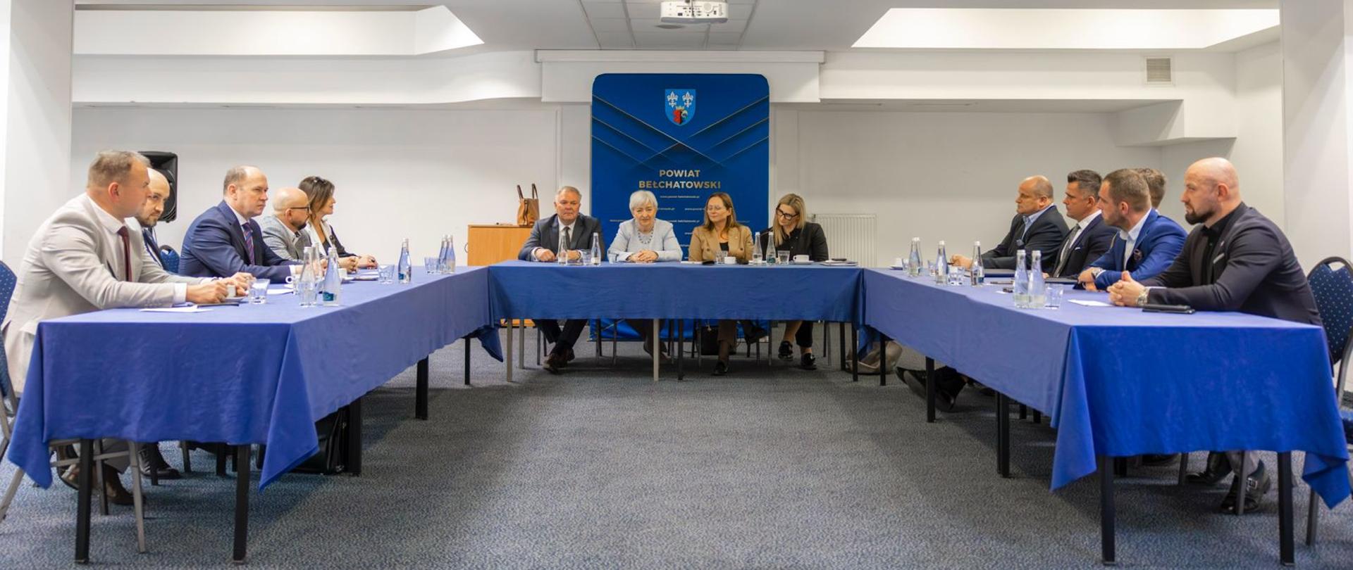 Uczestnicy spotkania z: wojewodą łódzkim Dorotą Ryl, marszałek województwa Joanną Skrzydlewską oraz wiceprzewodniczącą Sejmiku Województwa Łódzkiego Magdaleną Spólnicką 