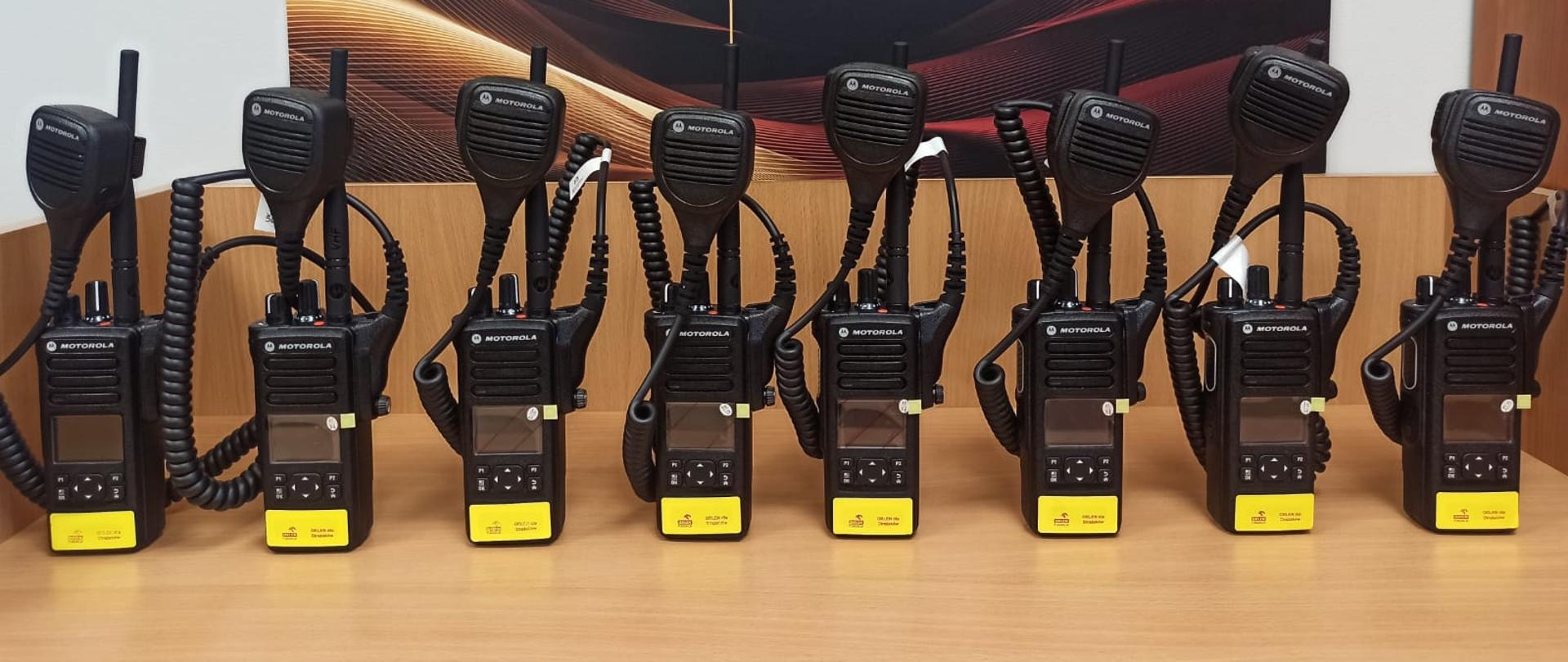 Radiotelefony przenośne ze słuchawkami.