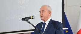 Minister energii Krzysztof Tchórzewski podczas uroczystości podpisania porozumienia o współpracy przy usuwaniu awarii sieci elektroenergetycznych