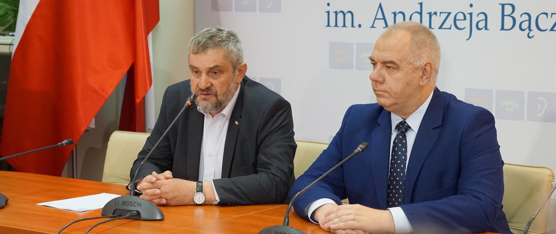 Od lewej minister Ardanowski i minister Sasin