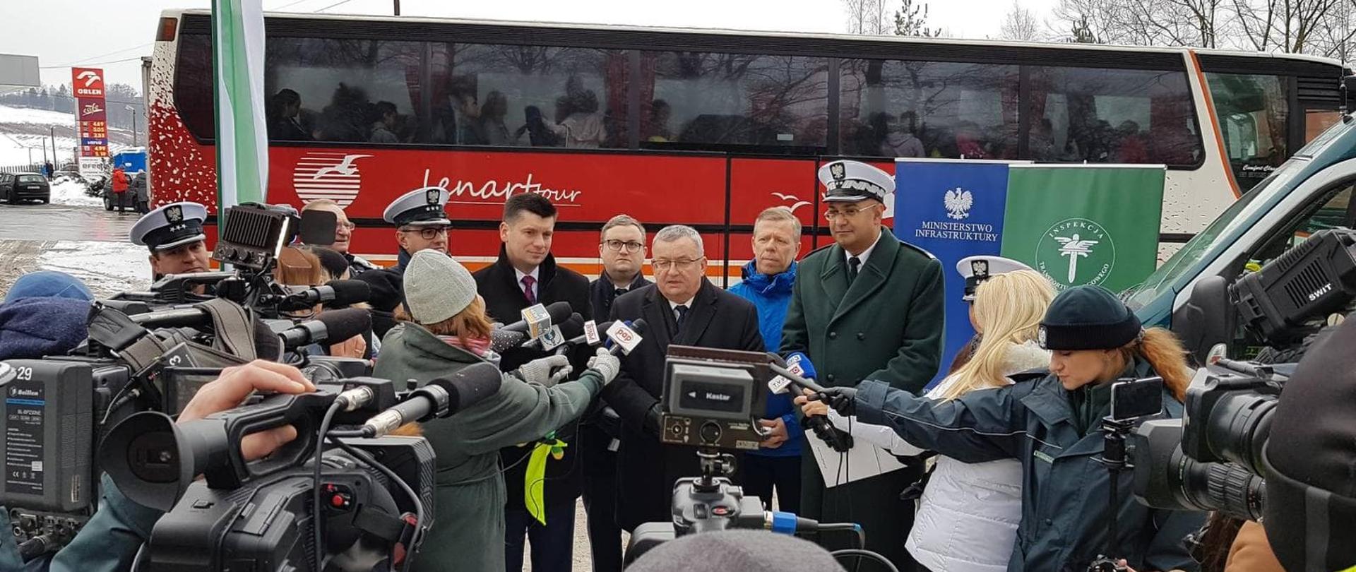 Konferencja prasowa ministra infrastruktury Andrzeja Adamczyka i głównego inspektora transportu drogowego Alvina Gajadhura - „Bezpieczny autokar - ferie 2019”