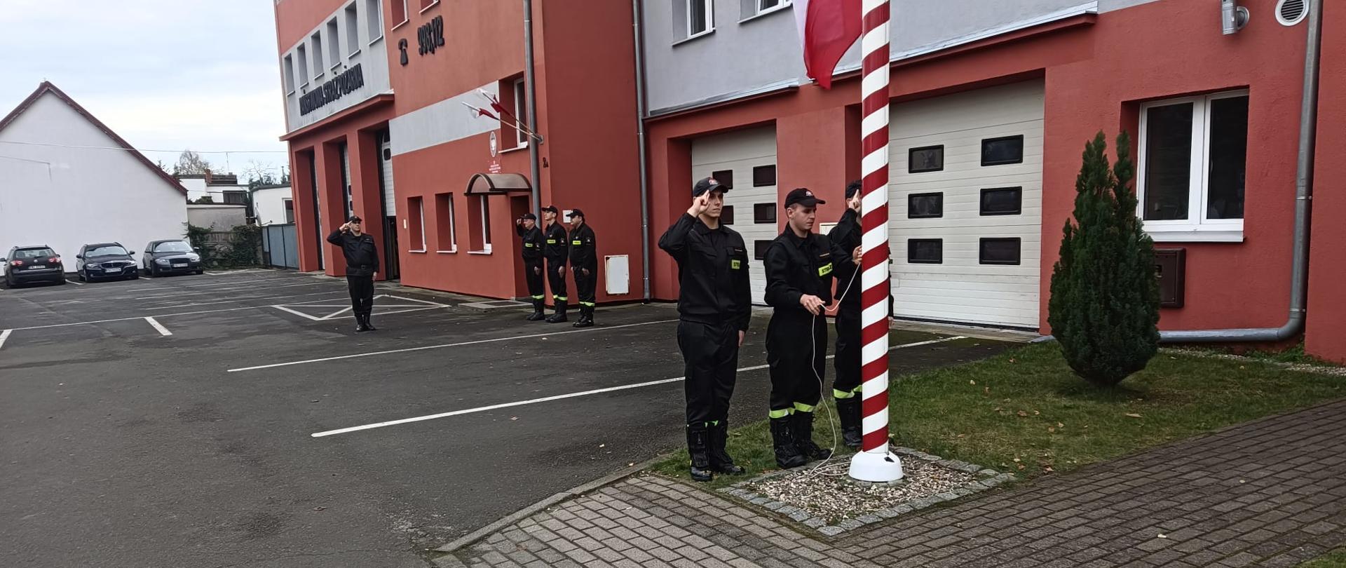 Wciągnięcie flagi państwowej na maszt