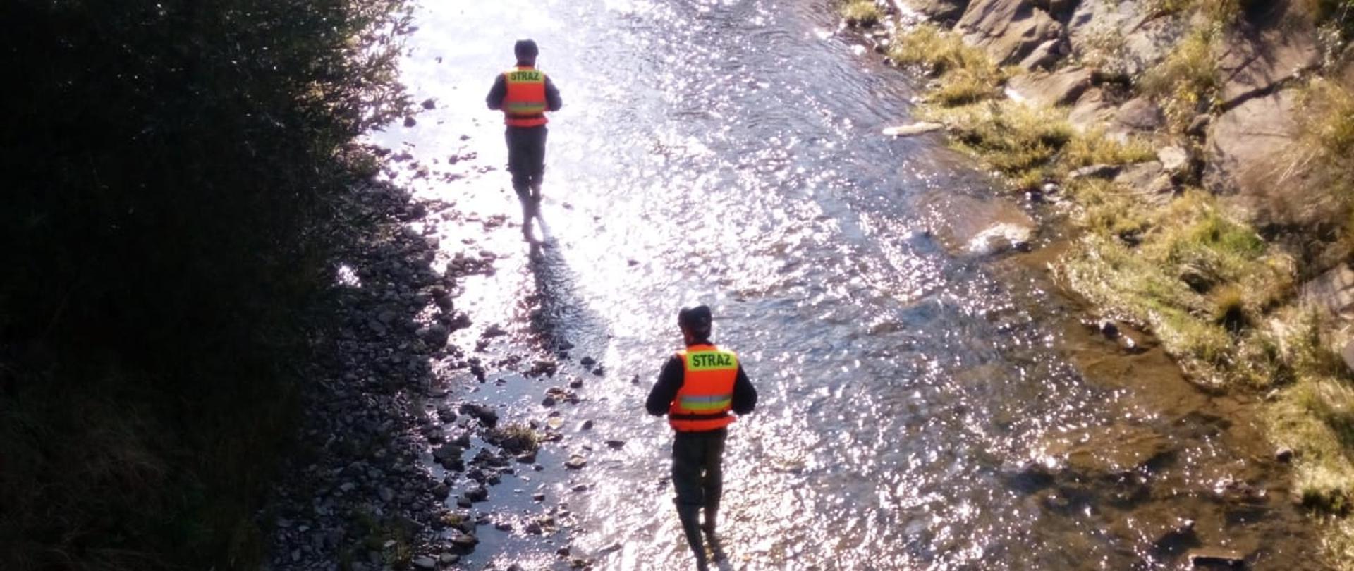Strażacy przeszukują koryto rzeki