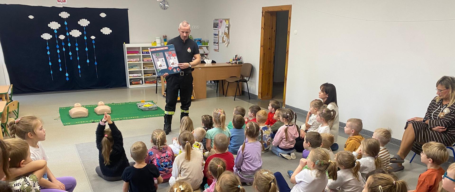 Edukacyjne spotkanie strażaków z przedszkolakami