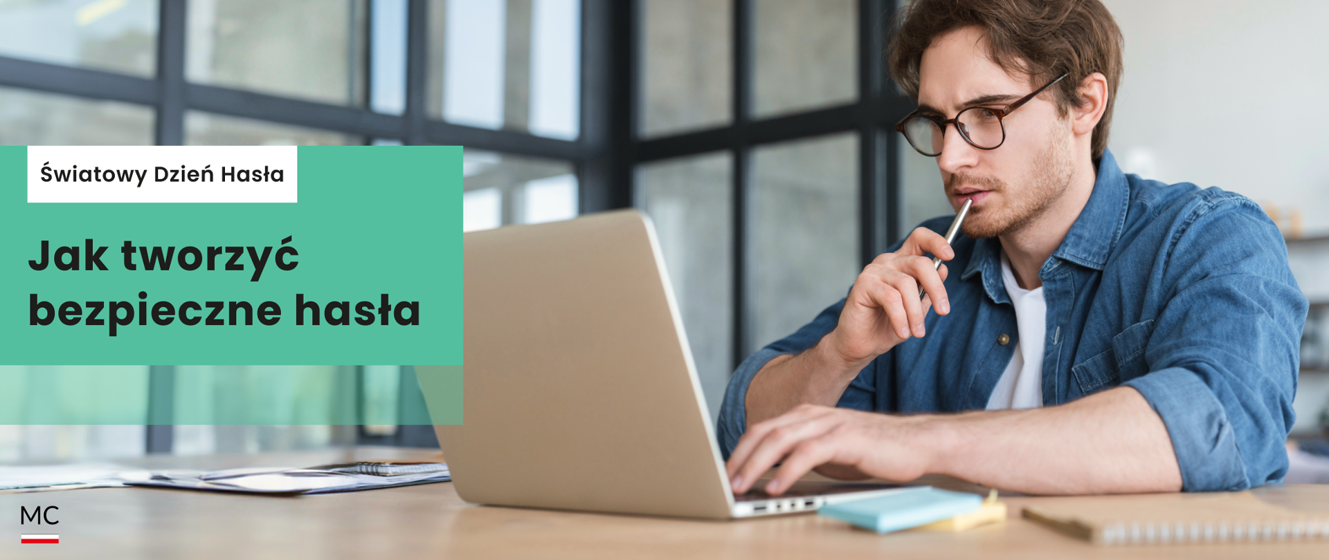 Światowy Dzień Hasła. Jak tworzyć bezpieczne hasła. Mężczyzna w okularach przed komputerem.