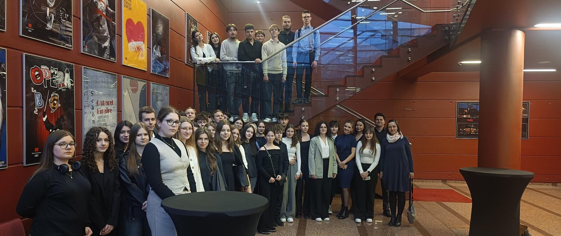 uczniowie naszej szkoły w foyer opery krakowskiej w czasie wycieczki na operę W. A. Mozarta „Wesele Figara”