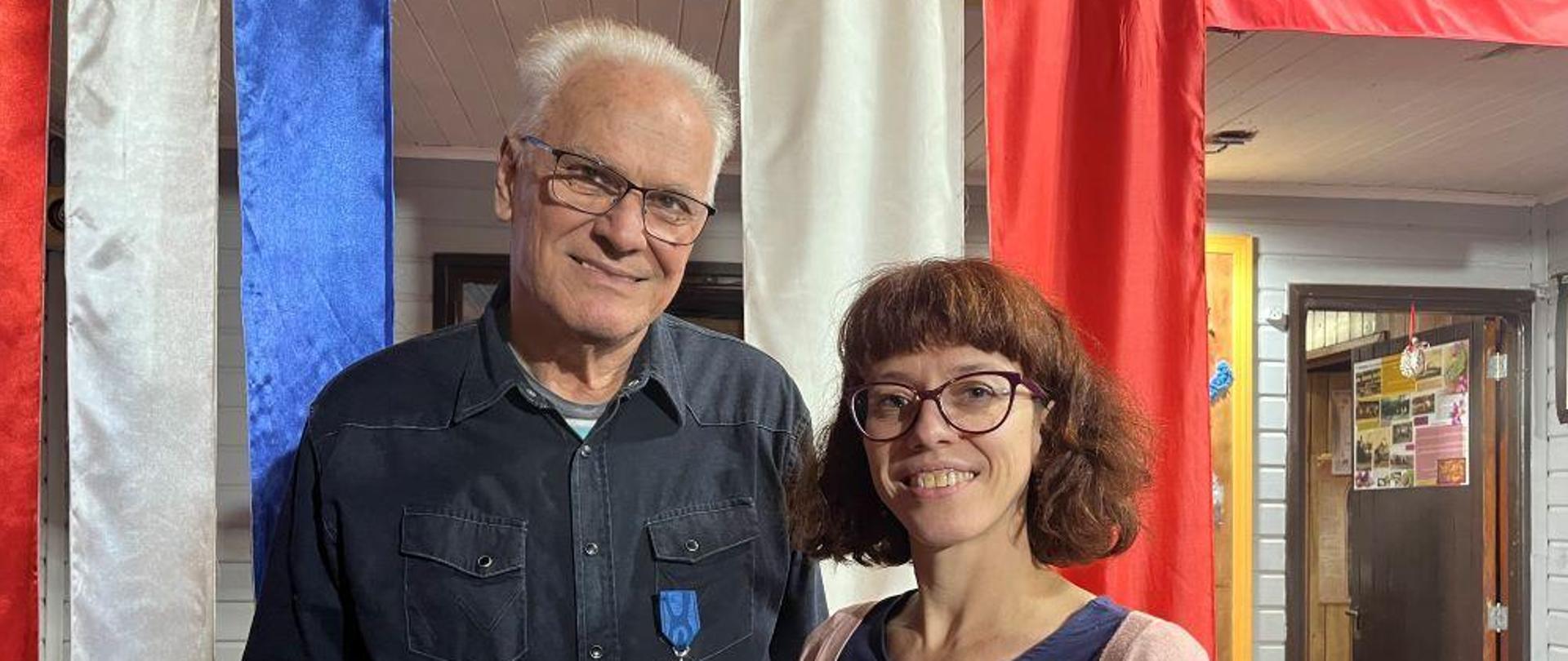 Monika Perendyk, la Cónsul de Polonia en Argentina, en nombre del Presidente de Polonia Andrzej Duda, hizo la entrega de la condecoración de mérito “Kawalerski Krzyż Orderu Zasługi RP” a Casimiro Sawicki.