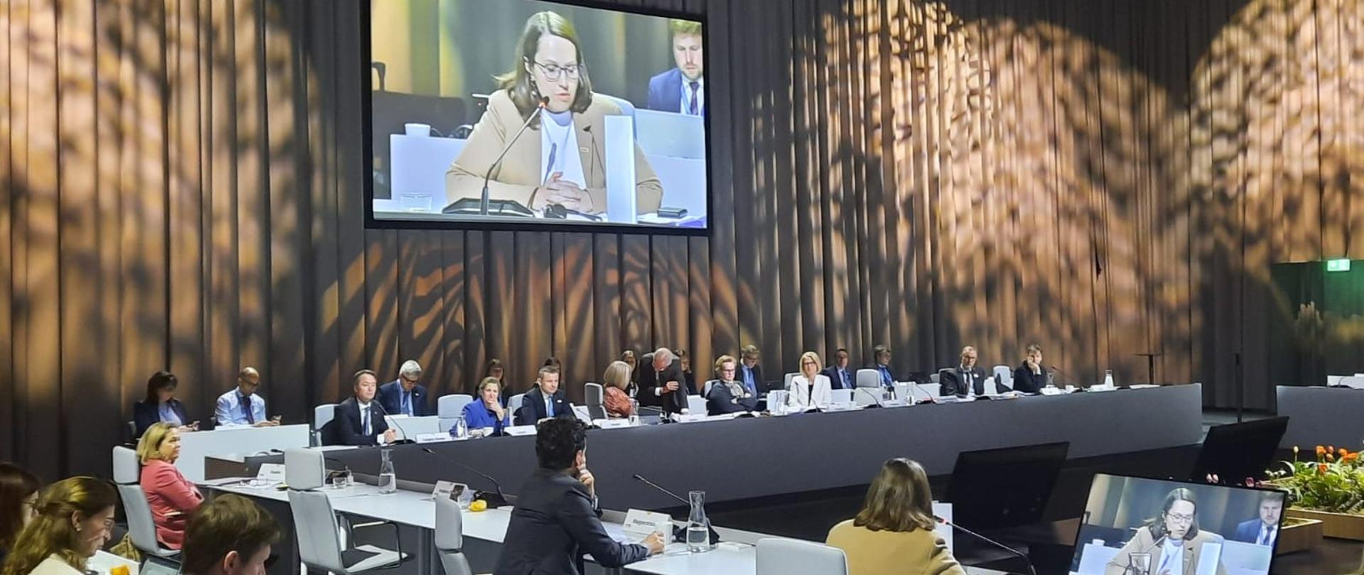 Uczestnicy spotkania, minister finansów Magdalena Rzeczkowska podczas wystąpienia.